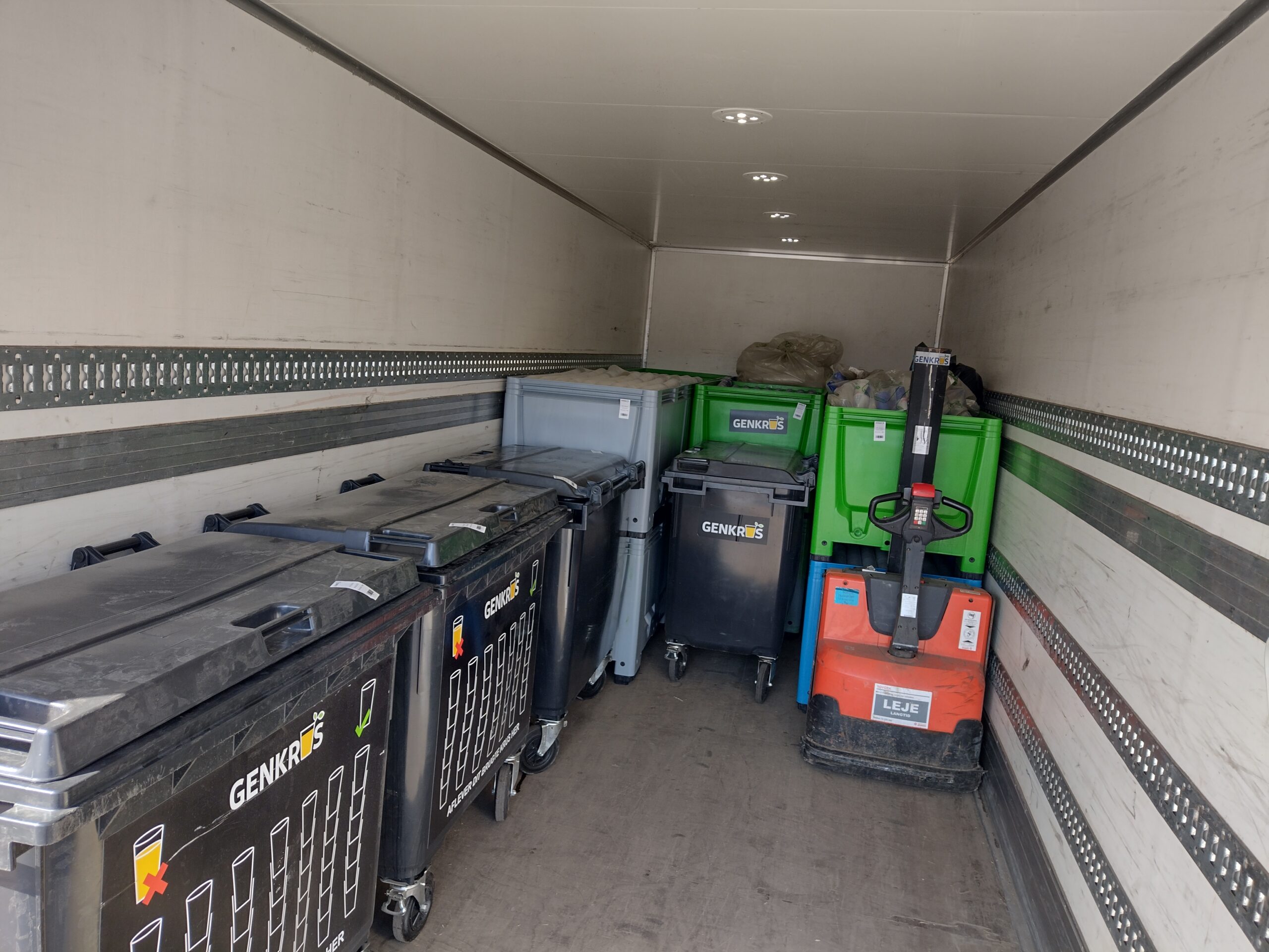 afhentet genbrugskrus efter festival